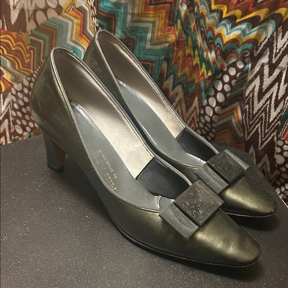 Vintage 50s Miss America opalescent green heels with bow detail